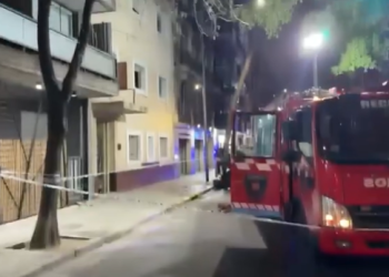 Tensión en Constitución: explotó un medidor de gas en la fachada de un hotel y provocó momentos de pánico