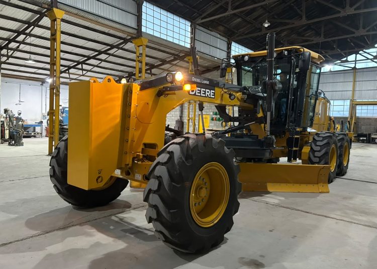 Inversión histórica de 690 millones: el Ente Vial suma una motoniveladora cero kilómetro para reparar la red rural de Tres Arroyos