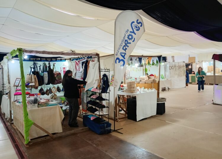 Feria de artesanos en el Polideportivo: “Hace mucho no había un número tan grande de expositores”