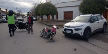 Un traslado por precaución tras colisión entre un auto y una moto