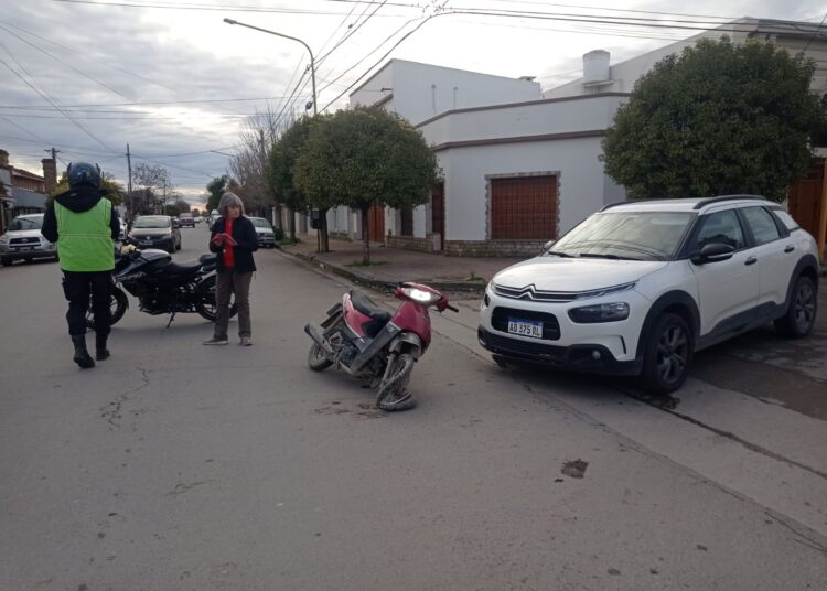 Un traslado por precaución tras colisión entre un auto y una moto