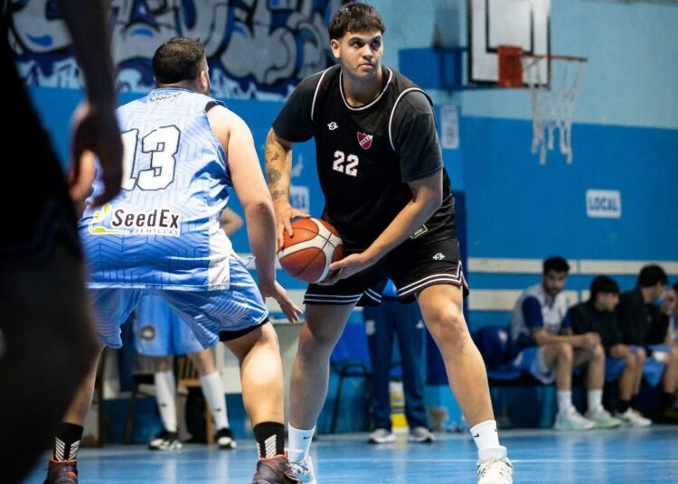 El Torneo Oficial de básquetbol puso primera con un triunfo del Club de Pelota