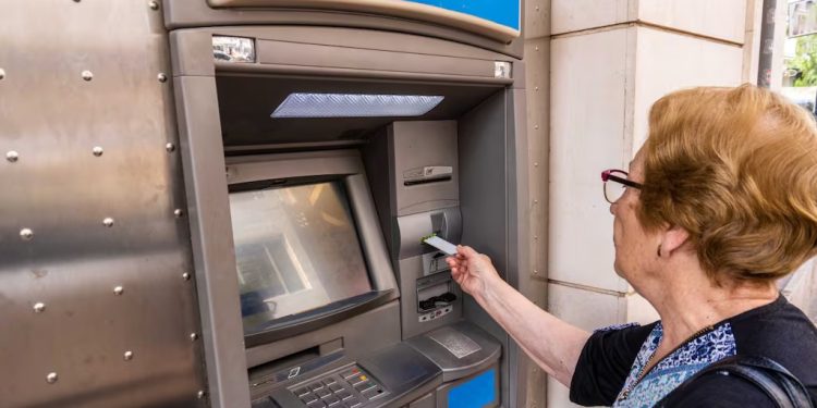 El Gobierno oficializó un aumento del 2,11% para jubilados y pensionados en septiembre: la mínima roza los $500.000 con el bono