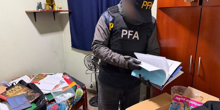 Alerta internacional por un posible ataque escolar: la PFA allanó la casa de un menor en Quilmes tras un aviso del FBI sobre ChatGPT