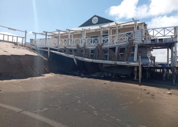 La sudestada dejó una gran erosión en la playa de Claromecó y afectó seriamente la estructura de Posta del Faro