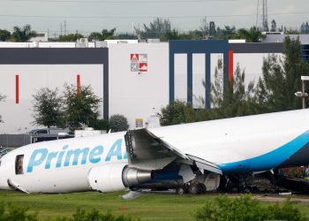Tragedia aérea en Florida: un avión de carga se salió de pista y se estrelló en el Aeropuerto Internacional de Miami