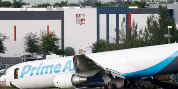 Tragedia aérea en Florida: un avión de carga se salió de pista y se estrelló en el Aeropuerto Internacional de Miami