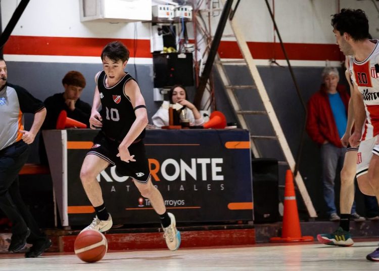 Alumni cerró la primera rueda con otro triunfo y conservó el invicto