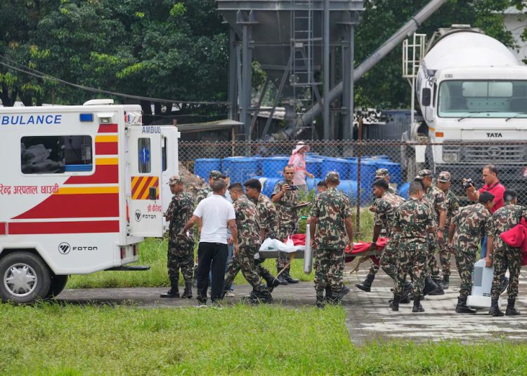 Rescate en Nepal: hallan con vida a dos trabajadores diez días después de las devastadoras inundaciones