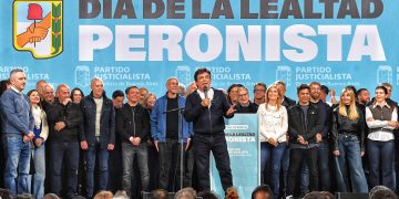 Axel Kicillof y Fernando Espinoza encabezaron un acto multitudinario en el Día de la Lealtad Peronist