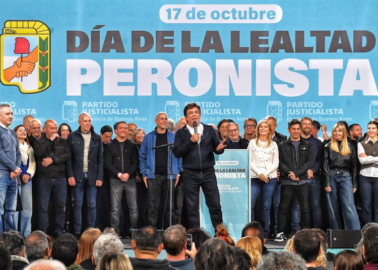 Axel Kicillof y Fernando Espinoza encabezaron un acto multitudinario en el Día de la Lealtad Peronist
