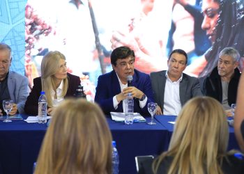 Intendentas e intendentes de todo el país reeligieron a Fernando Espinoza al frente de la FAM y exigieron al presidente Milei una urgente corrección del rumbo económico. R