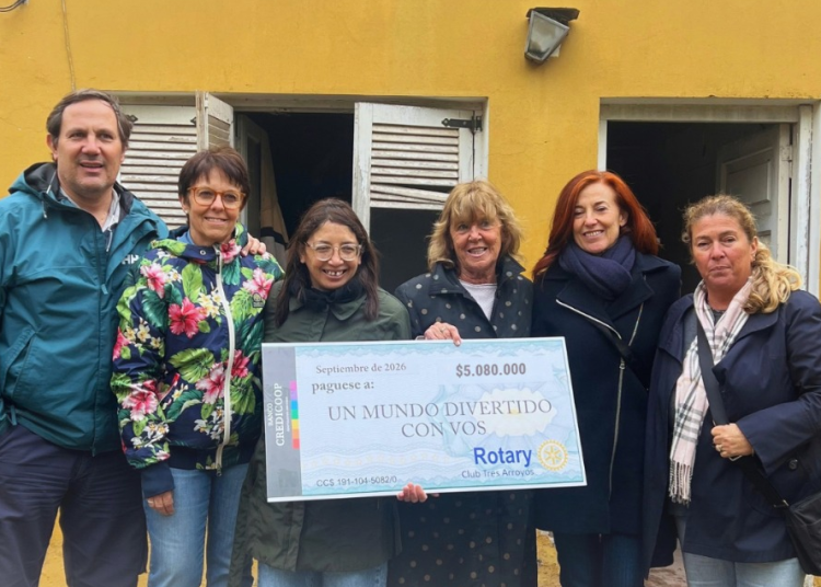 El Rotary Club Tres Arroyos entregó más de cinco millones de pesos a la ONG «Un Mundo Divertido con Vos»