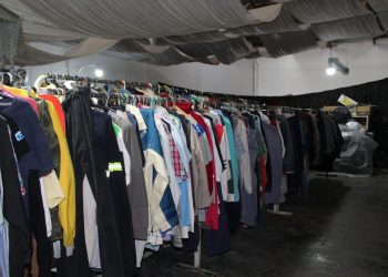 PACMA realiza una feria especial para recaudar fondos, analiza la situación del refugio e insiste en la castración temprana