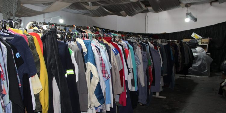 PACMA realiza una feria especial para recaudar fondos, analiza la situación del refugio e insiste en la castración temprana
