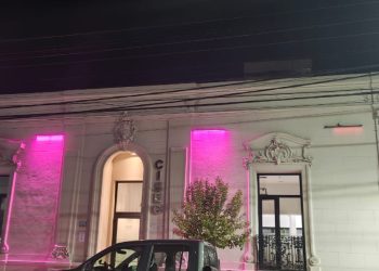 El Centro Integral del Sindicato de Empleados de Comercio se ilumina de rosa en adhesión al mes de prevención del cáncer de mama