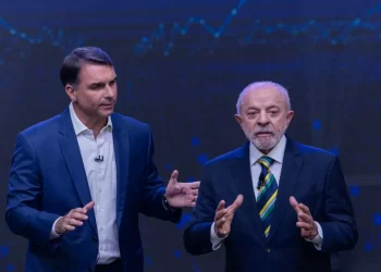 Lula da Silva y Flávio Bolsonaro cruzaron duras acusaciones en un debate determinante a una semana del balotaje en Brasil