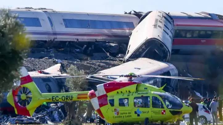 Tragedia ferroviaria en España: al menos 46 muertos tras el choque frontal y lateral de dos trenes de alta velocidad