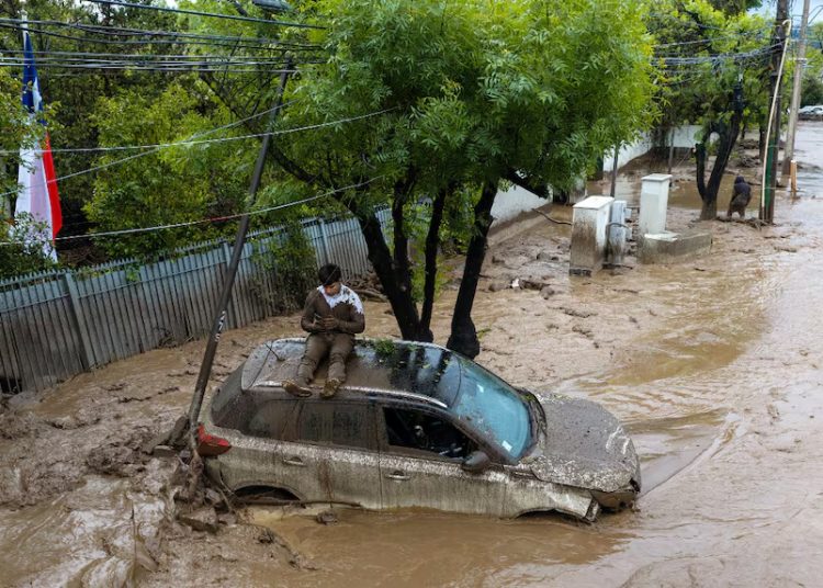Desprendimiento y lluvias intensas en la precordillera: cómo se generó el aluvión que arrastró autos en Las Condes