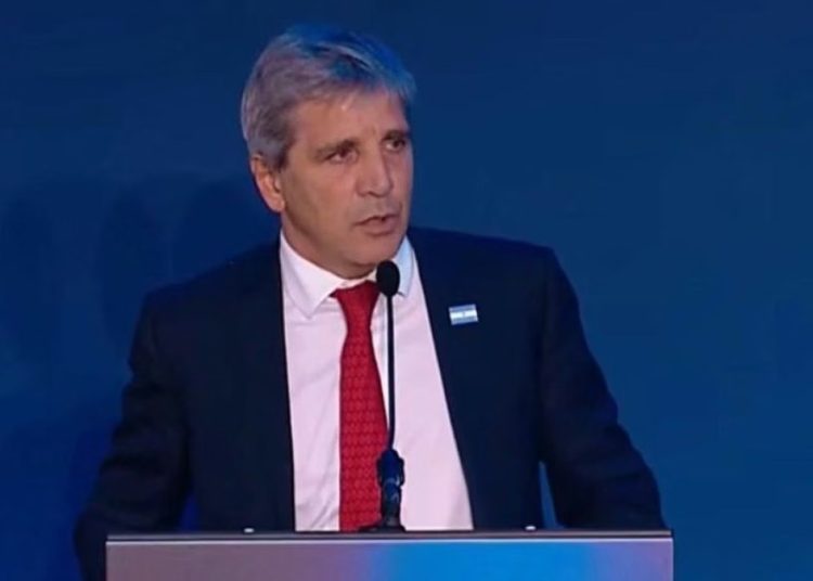Luis Caputo desestima una recesión: «Estamos creciendo a un ritmo menor por shocks externos y la incertidumbre política»