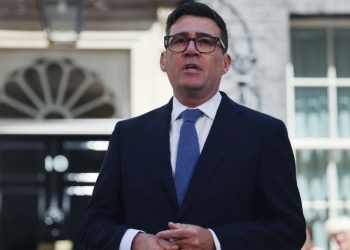 La Cancillería británica ratificó el respaldo a los proyectos hidrocarburíferos offshore en la cuenca norte del archipiélago y prometió defender los intereses de las petroleras tras la acción judicial iniciada por la Argentina.