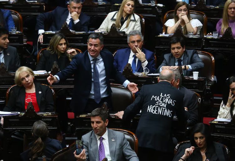Estrategia parlamentaria: el Gobierno cede en tierras y discapacidad para blindar el mega DNU y preservar acuerdos clave